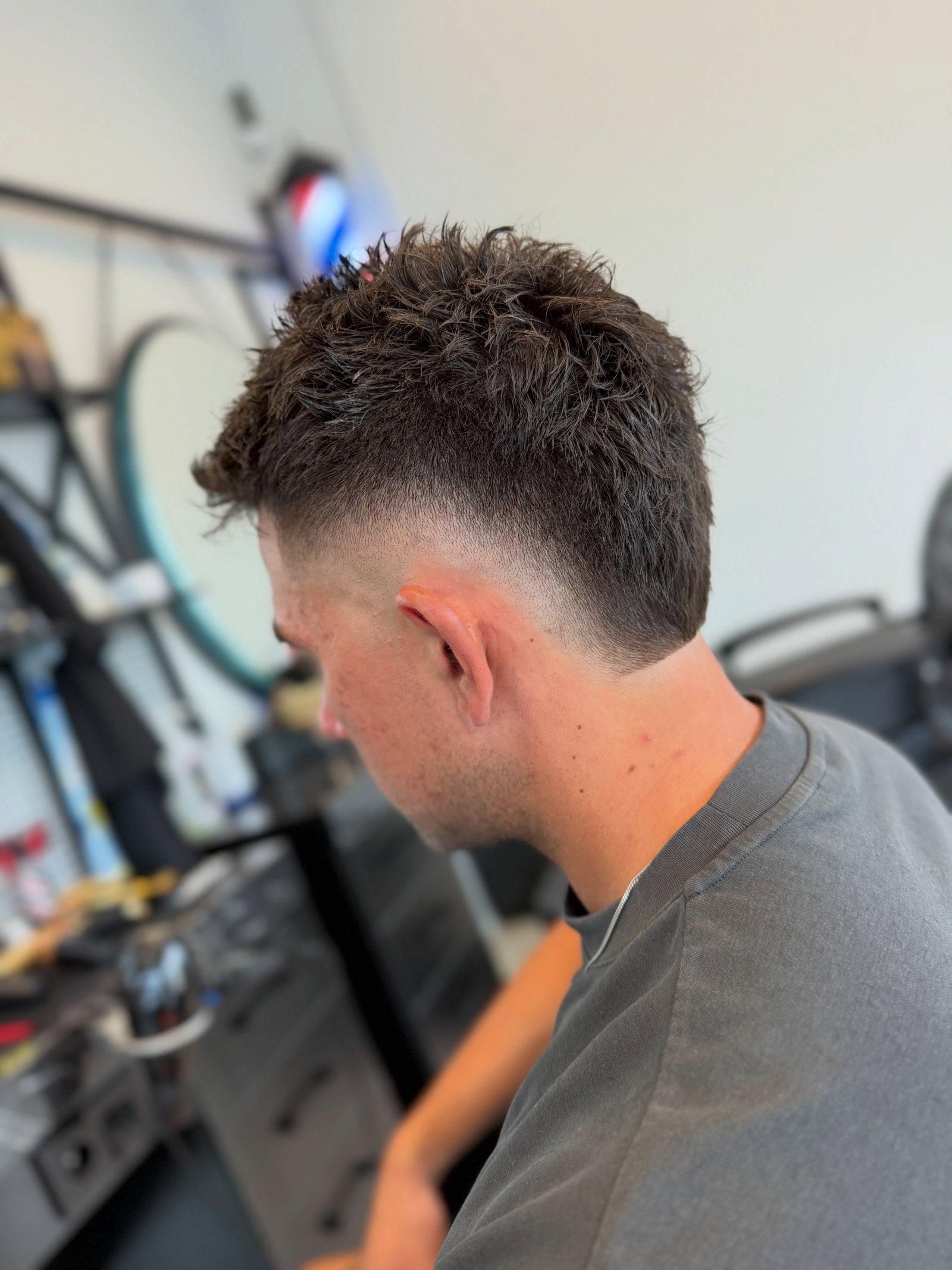 Strakke skin fade, van achteren gefotografeerd